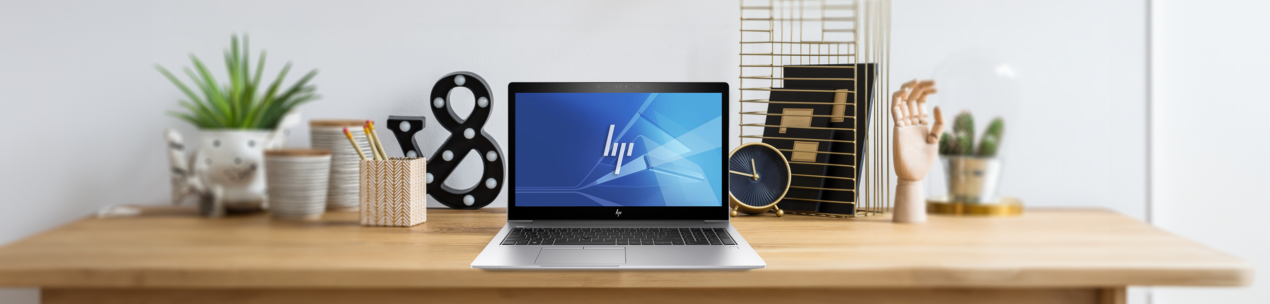 das Bild zeigt ein eingescvhaltetes HP Elitebook auf einem Schreibtisch