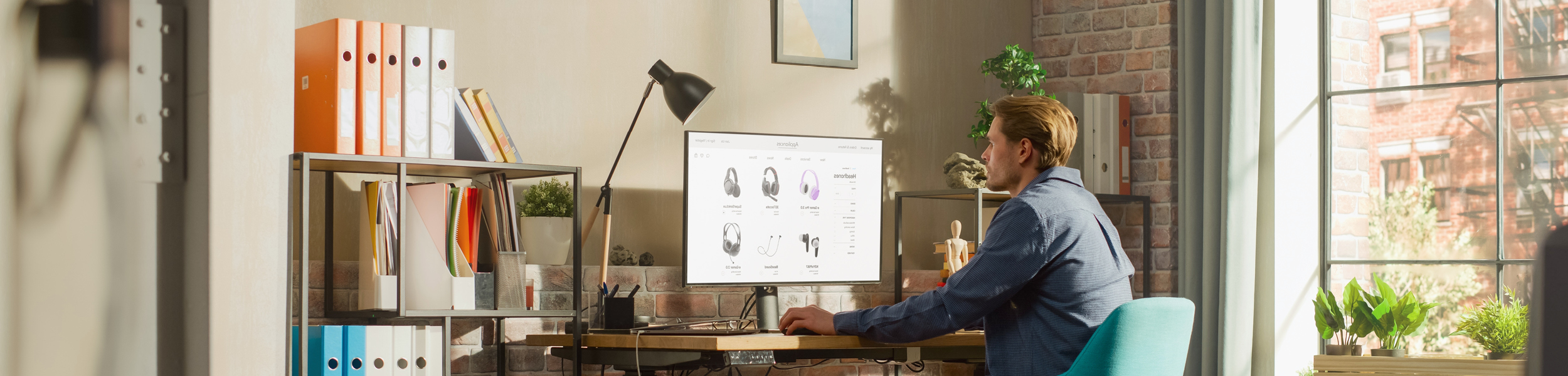 das Bild zeigt einen Mann am Computer-Bildschirm